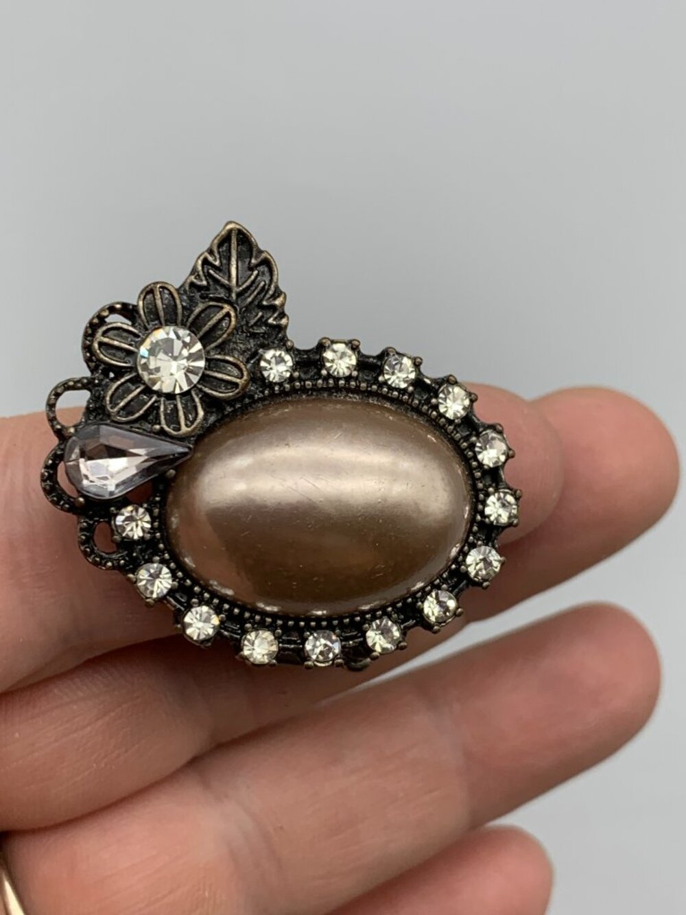 Antique Silver-tone Statement Ring with Stretch Band Oval Bead and Rhinestones